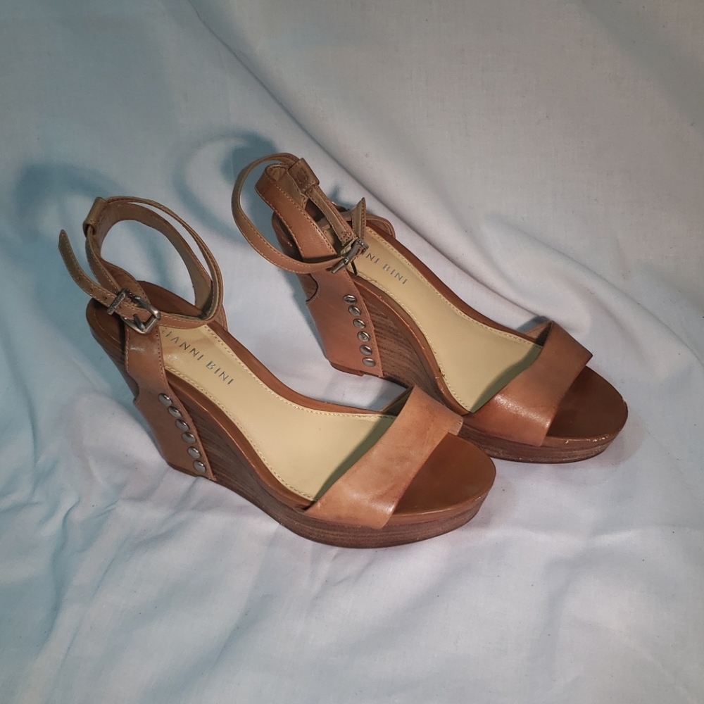 Gianni Bini nude platform sandals